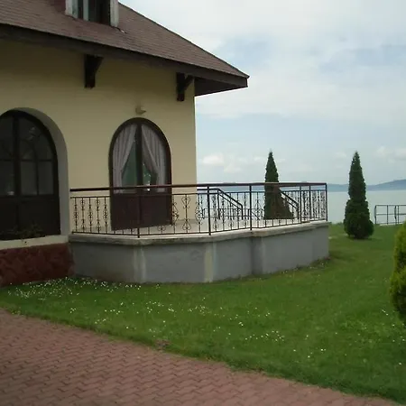 Aranyhidszallo B&B *